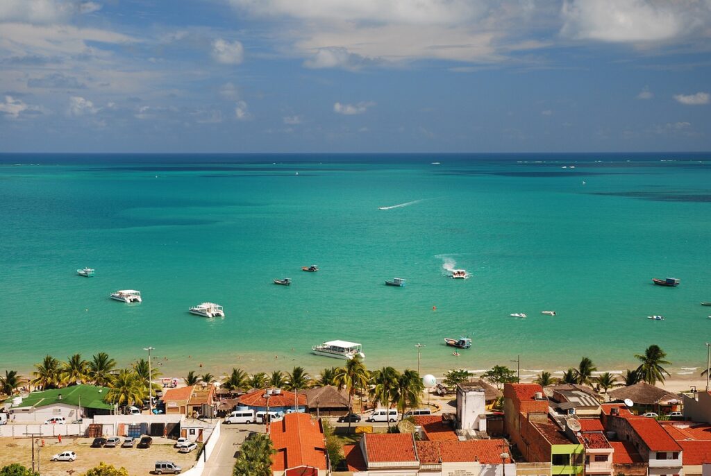 Maragogi: um paraíso tropical que encanta com suas praias de águas cristalinas e uma atmosfera alegre. Localizada no estado de Alagoas,